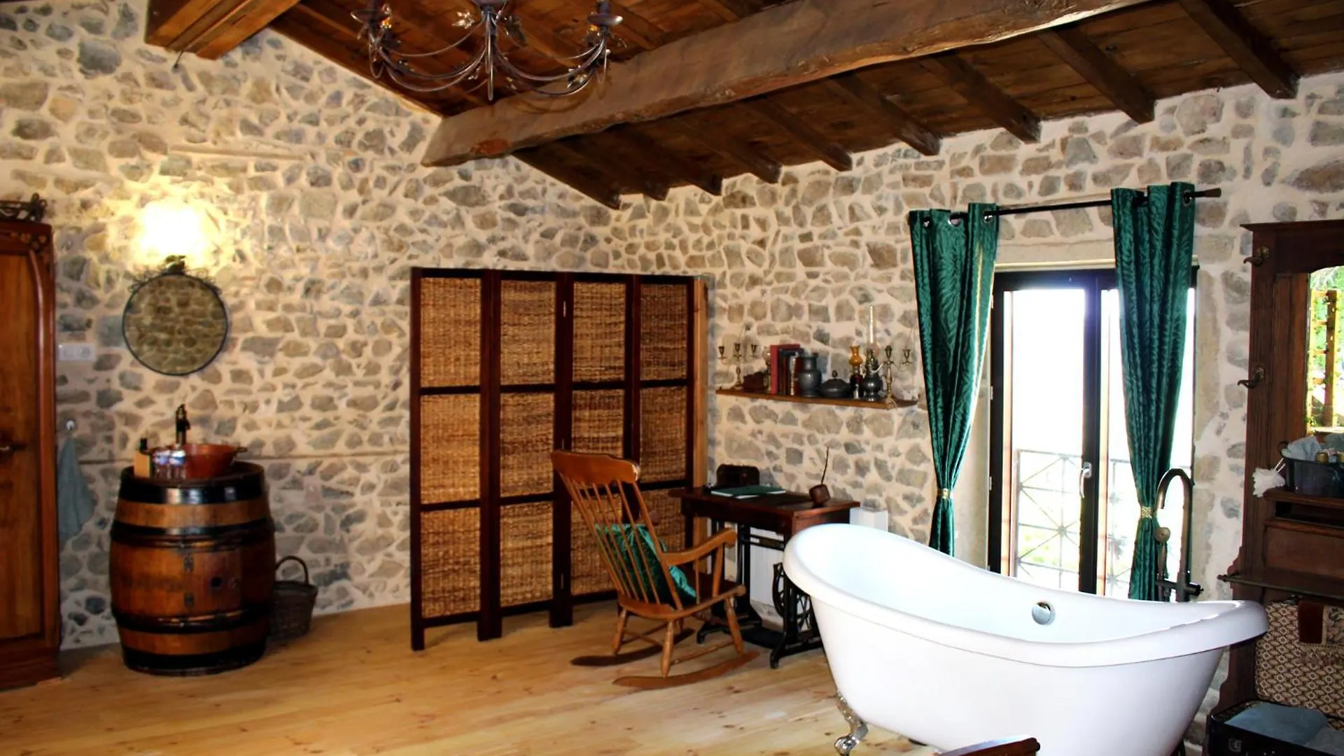 Hotel Nuit De Legende En Beaujolais Lantignié-en-Beaujolais